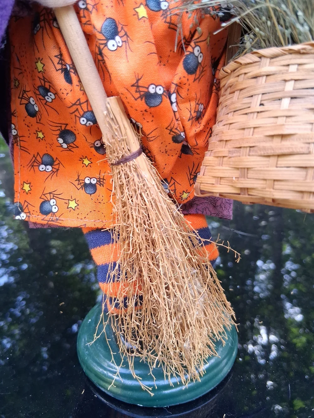 Byers Choice 2006 Witch With Broom, Poison Bottle, And Wicked Herbs Basket